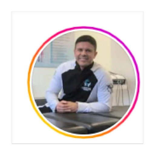 Foto de perfil de cliente da Preâmbulo Marketing: profissional sentado em seu consultório